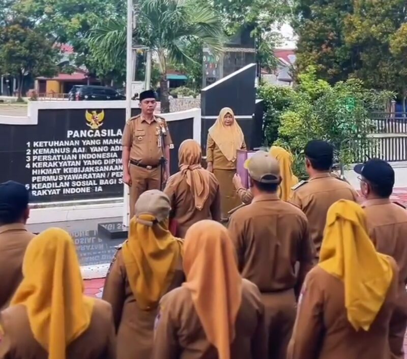 Camat Lubeg Nofiandi Amir memimpin apel pagi ASN di halaman kantor Camat Lubeg, Senin (20/1/2025). (Foto: Ist)