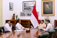 Presiden Prabowo Subianto memanggil Menteri KKP Sakti Wahyu Trenggono dan Wakil Menteri KKP Didit Herdiawan di Istana Merdeka, Jakarta, Senin (20/1/2025). (Foto: BPMI Setpres/Muchlis Jr)