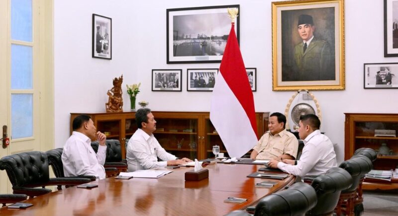 Presiden Prabowo Subianto memanggil Menteri KKP Sakti Wahyu Trenggono dan Wakil Menteri KKP Didit Herdiawan di Istana Merdeka, Jakarta, Senin (20/1/2025). (Foto: BPMI Setpres/Muchlis Jr)