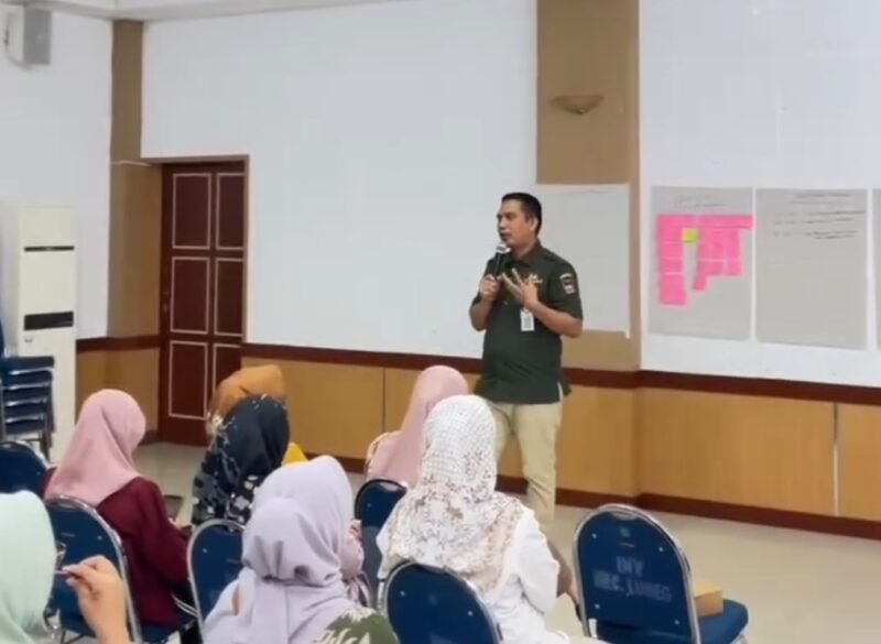 Camat Lubeg Nofiandi Amir membuka Sosialisasi Sertifikasi Halal Produk UMKM Kecamatan Lubuk Begalung, Kamis (30/1/2025). (Foto: Ist)
