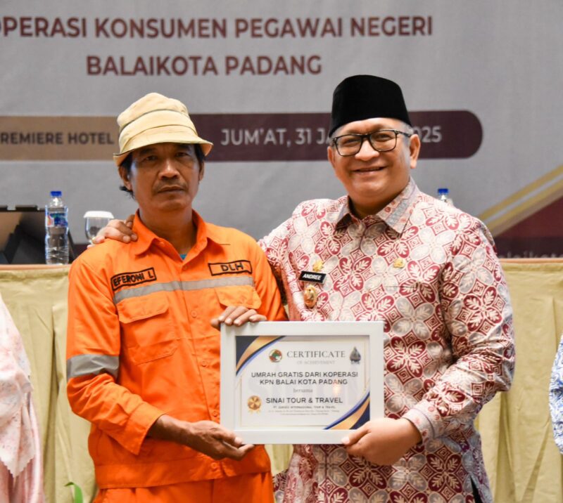 Pj Wali Kota Padang Andree Algamar menyerahkan reward umrah kepada Eferoni Lase. (Foto: Prokopim Padang)