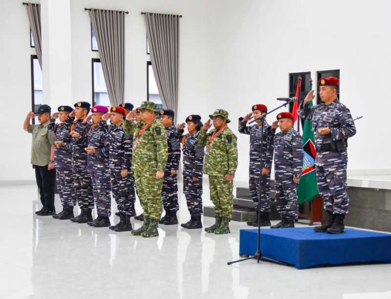 Dansat Kopaska Koarmada I, Kolonel Laut (T) Evi Bayu Priyatno membuka Bimtek Bela Negara dan Wawasan Kebangsaan yang diikuti para kepala OPD di lingkungan Pemko Padang. (Foto: Prokopim Padang)