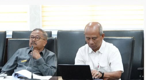Komisi IV DPRD Sumbar menggelar rapat kerja dengan Dinas Lingkungan Hidup (DLH) Sumbar, baru-baru ini. (Foto: DPRD Sumbar)