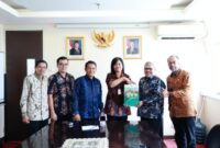 DPRD Sumbar menyerahkan dokumen pengusulan pengangkatan Gubernur dan Wakil Gubernur terpilih hasil Pilkada 2024 kepada Kemendagri, Kamis (16/1/2025). (Foto: DPRD Sumbar)