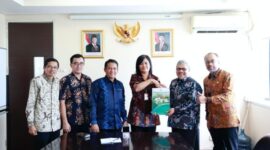 DPRD Sumbar menyerahkan dokumen pengusulan pengangkatan Gubernur dan Wakil Gubernur terpilih hasil Pilkada 2024 kepada Kemendagri, Kamis (16/1/2025). (Foto: DPRD Sumbar)