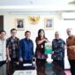 DPRD Sumbar menyerahkan dokumen pengusulan pengangkatan Gubernur dan Wakil Gubernur terpilih hasil Pilkada 2024 kepada Kemendagri, Kamis (16/1/2025). (Foto: DPRD Sumbar)