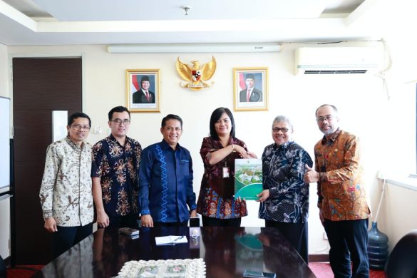DPRD Sumbar menyerahkan dokumen pengusulan pengangkatan Gubernur dan Wakil Gubernur terpilih hasil Pilkada 2024 kepada Kemendagri, Kamis (16/1/2025). (Foto: DPRD Sumbar)