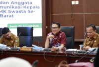 Wakil Ketua DPRD Sumbar, Evi Yandri Rajo Budiman menerima audiensi FKKS SMK Swasta se-Sumbar, Senin (20/1/2025) di gedung DPRD. (Foto: DPRD Sumbar) 