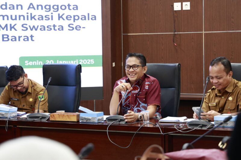 Wakil Ketua DPRD Sumbar, Evi Yandri Rajo Budiman menerima audiensi FKKS SMK Swasta se-Sumbar, Senin (20/1/2025) di gedung DPRD. (Foto: DPRD Sumbar) 