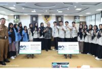 Ketua DPRD Sumbar Muhidi menerima kunjungan MPM-KM Universitas Adzkia, Senin (20/1/2025). (Foto: DPRD Sumbar)