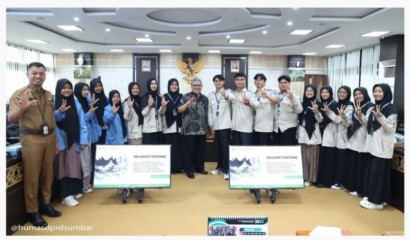 Ketua DPRD Sumbar Muhidi menerima kunjungan MPM-KM Universitas Adzkia, Senin (20/1/2025). (Foto: DPRD Sumbar)