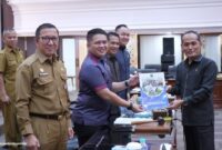 Wakil Ketua DPRD Sumbar, M. Iqra Chissa Putra yang memimpin rapat pandangan akhir terkait ranperda tentang kemudahan berusaha. (Foto: DPRD Sumbar)