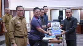 Wakil Ketua DPRD Sumbar, M. Iqra Chissa Putra yang memimpin rapat pandangan akhir terkait ranperda tentang kemudahan berusaha. (Foto: DPRD Sumbar)