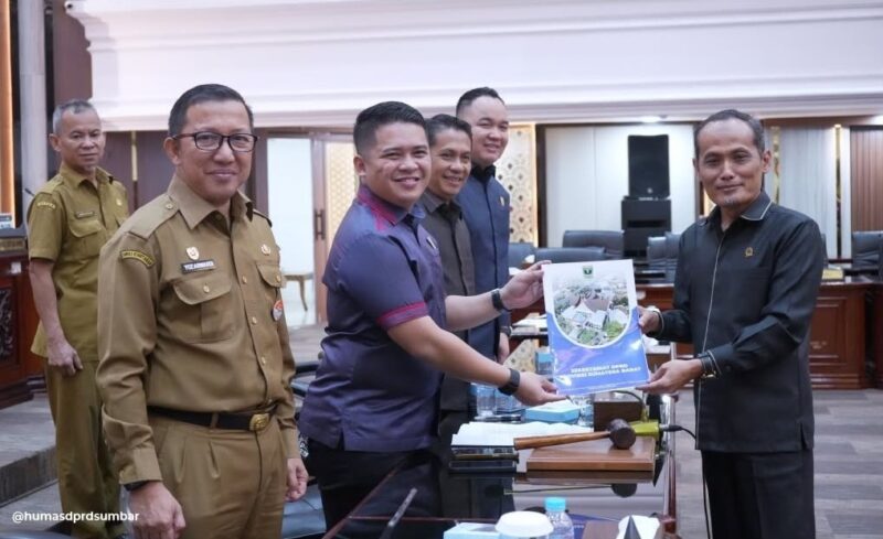 Wakil Ketua DPRD Sumbar, M. Iqra Chissa Putra yang memimpin rapat pandangan akhir terkait ranperda tentang kemudahan berusaha. (Foto: DPRD Sumbar)