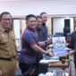 Wakil Ketua DPRD Sumbar, M. Iqra Chissa Putra yang memimpin rapat pandangan akhir terkait ranperda tentang kemudahan berusaha. (Foto: DPRD Sumbar)