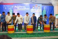 Wawako Maigus Nasir bersama unsur Forkopimda Kota Padang memukul gendang tanda dilaunchingnya Pesantren Ramadhan 1446 H, di Masjid Agung Nurul Iman, Jumat (21/2/2025). (Foto: Prokopim Padang)