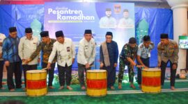 Wawako Maigus Nasir bersama unsur Forkopimda Kota Padang memukul gendang tanda dilaunchingnya Pesantren Ramadhan 1446 H, di Masjid Agung Nurul Iman, Jumat (21/2/2025). (Foto: Prokopim Padang)