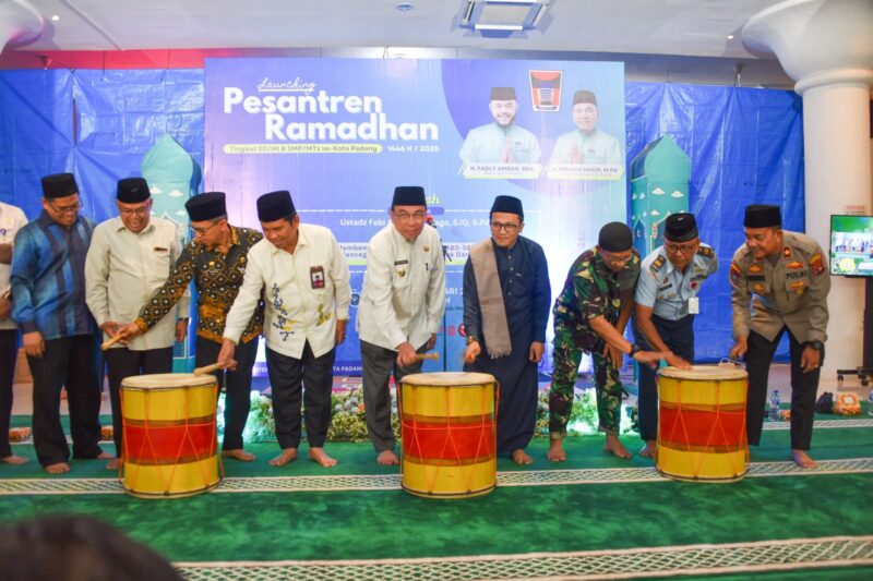 Wawako Maigus Nasir bersama unsur Forkopimda Kota Padang memukul gendang tanda dilaunchingnya Pesantren Ramadhan 1446 H, di Masjid Agung Nurul Iman, Jumat (21/2/2025). (Foto: Prokopim Padang)