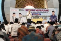 Gubernur Sumbar Mahyeldi memberikan sambutan dalam acara Subuh Mubarokah ASN Pemprov Sumbar dan peringatan Isra Mikraj Nabi Muhammad SAW di Masjid Raya Syech Ahmad Khatib Al Minangkabawi, Sumbar, Minggu (2/2/2025). (Foto: ADPSB)