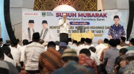 Gubernur Sumbar Mahyeldi memberikan sambutan dalam acara Subuh Mubarokah ASN Pemprov Sumbar dan peringatan Isra Mikraj Nabi Muhammad SAW di Masjid Raya Syech Ahmad Khatib Al Minangkabawi, Sumbar, Minggu (2/2/2025). (Foto: ADPSB)