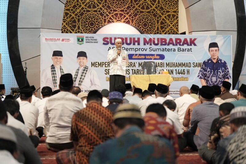 Gubernur Sumbar Mahyeldi memberikan sambutan dalam acara Subuh Mubarokah ASN Pemprov Sumbar dan peringatan Isra Mikraj Nabi Muhammad SAW di Masjid Raya Syech Ahmad Khatib Al Minangkabawi, Sumbar, Minggu (2/2/2025). (Foto: ADPSB)
