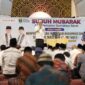 Gubernur Sumbar Mahyeldi memberikan sambutan dalam acara Subuh Mubarokah ASN Pemprov Sumbar dan peringatan Isra Mikraj Nabi Muhammad SAW di Masjid Raya Syech Ahmad Khatib Al Minangkabawi, Sumbar, Minggu (2/2/2025). (Foto: ADPSB)