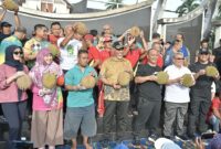 Pemprov Sumbar menggelar Festival Makan Durian Bersama saat pelaksanaan CFD, Minggu (2/2/2025). (Foto: ADPSB)