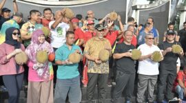 Pemprov Sumbar menggelar Festival Makan Durian Bersama saat pelaksanaan CFD, Minggu (2/2/2025). (Foto: ADPSB)