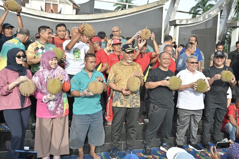 Pemprov Sumbar menggelar Festival Makan Durian Bersama saat pelaksanaan CFD, Minggu (2/2/2025). (Foto: ADPSB)
