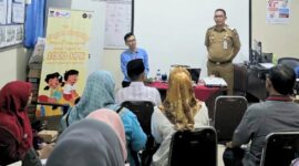Camat Lubeg Nofiandi Amir saat Pembinaan Pokja Kampung KB se-Kecamatan Lubeg di Balai Penyuluh KB Lubeg, Selasa (4/2/2025). (Foto: Ist)