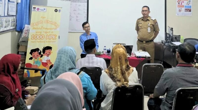 Camat Lubeg Nofiandi Amir saat Pembinaan Pokja Kampung KB se-Kecamatan Lubeg di Balai Penyuluh KB Lubeg, Selasa (4/2/2025). (Foto: Ist)