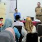 Camat Lubeg Nofiandi Amir saat Pembinaan Pokja Kampung KB se-Kecamatan Lubeg di Balai Penyuluh KB Lubeg, Selasa (4/2/2025). (Foto: Ist)