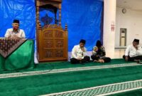 Guru Besar UIN Imam Bonjol Padang, Prof. Dr. Duski Samad memberikan tausiyah dalam wirid bulan Pemko Padang, Jumat (7/2/2025). (Foto: Diskominfo Padang)