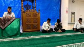 Guru Besar UIN Imam Bonjol Padang, Prof. Dr. Duski Samad memberikan tausiyah dalam wirid bulan Pemko Padang, Jumat (7/2/2025). (Foto: Diskominfo Padang)
