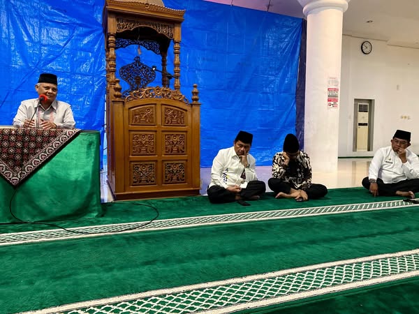 Guru Besar UIN Imam Bonjol Padang, Prof. Dr. Duski Samad memberikan tausiyah dalam wirid bulan Pemko Padang, Jumat (7/2/2025). (Foto: Diskominfo Padang)