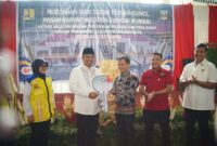 Bupati Dharmasraya, Sutan Riska Tuanku Kerajaan meresmikan Pasar Modern Rakyat Modern Dharmasraya di Sungai Rumbai, Jumat (14/2/2025). (Foto: Pemkab Dharmasraya)