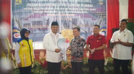 Bupati Dharmasraya, Sutan Riska Tuanku Kerajaan meresmikan Pasar Modern Rakyat Modern Dharmasraya di Sungai Rumbai, Jumat (14/2/2025). (Foto: Pemkab Dharmasraya)