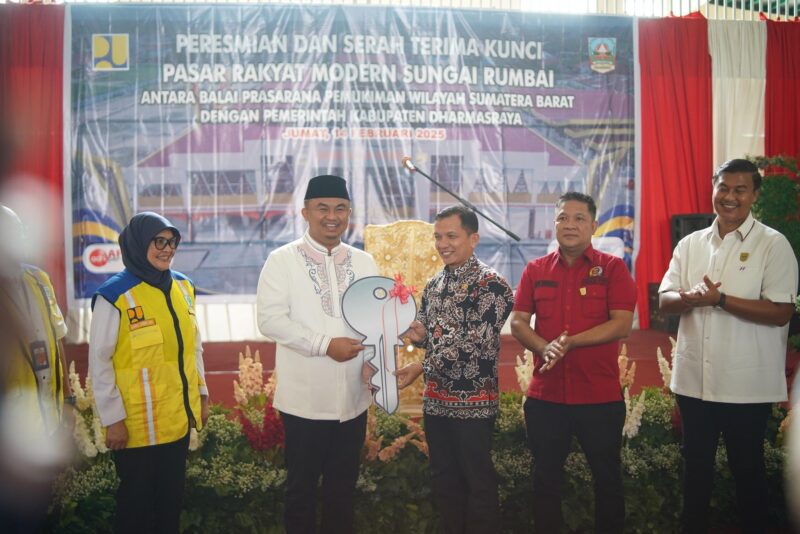 Bupati Dharmasraya, Sutan Riska Tuanku Kerajaan meresmikan Pasar Modern Rakyat Modern Dharmasraya di Sungai Rumbai, Jumat (14/2/2025). (Foto: Pemkab Dharmasraya)
