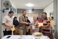 Camat Lubuk Begalung Nofiandi Amir menghadiri peluncuran petugas pemungut retribusi sampah LPS Berlin Kelurahan Lubeg, Kamis (7/2/2025). (Foto: Ist)