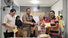 Camat Lubuk Begalung Nofiandi Amir menghadiri peluncuran petugas pemungut retribusi sampah LPS Berlin Kelurahan Lubeg, Kamis (7/2/2025). (Foto: Ist)