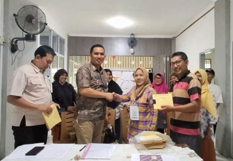 Camat Lubuk Begalung Nofiandi Amir menghadiri peluncuran petugas pemungut retribusi sampah LPS Berlin Kelurahan Lubeg, Kamis (7/2/2025). (Foto: Ist)