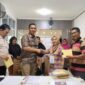 Camat Lubuk Begalung Nofiandi Amir menghadiri peluncuran petugas pemungut retribusi sampah LPS Berlin Kelurahan Lubeg, Kamis (7/2/2025). (Foto: Ist)