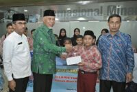 Gubernur Sumbar Mahyeldi melepas 22 pelajar SD Kontingen JSIT Sumbar mengikuti perlombaan pada Islamic Yout Festival di Jakarta, Jumat (14/2/2025). (Foto: ADPSB)