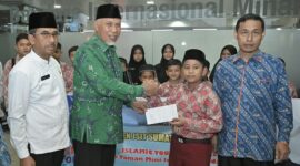 Gubernur Sumbar Mahyeldi melepas 22 pelajar SD Kontingen JSIT Sumbar mengikuti perlombaan pada Islamic Yout Festival di Jakarta, Jumat (14/2/2025). (Foto: ADPSB)