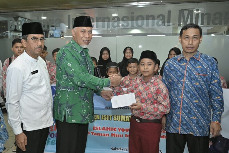 Gubernur Sumbar Mahyeldi melepas 22 pelajar SD Kontingen JSIT Sumbar mengikuti perlombaan pada Islamic Yout Festival di Jakarta, Jumat (14/2/2025). (Foto: ADPSB)
