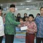 Gubernur Sumbar Mahyeldi melepas 22 pelajar SD Kontingen JSIT Sumbar mengikuti perlombaan pada Islamic Yout Festival di Jakarta, Jumat (14/2/2025). (Foto: ADPSB)