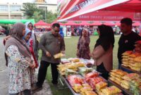 Kepala Dinas Koperasi dan UKM Padang Fauzan Ibnovi meninjau salah satu stan UMKM, Jumat (14/2/2025). (Foto: Diskominfo Padang)