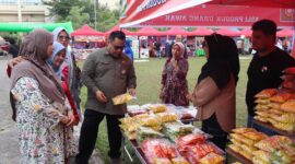 Kepala Dinas Koperasi dan UKM Padang Fauzan Ibnovi meninjau salah satu stan UMKM, Jumat (14/2/2025). (Foto: Diskominfo Padang)