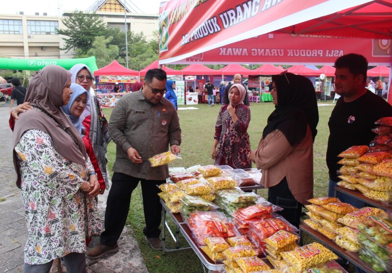 Kepala Dinas Koperasi dan UKM Padang Fauzan Ibnovi meninjau salah satu stan UMKM, Jumat (14/2/2025). (Foto: Diskominfo Padang)