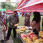 Kepala Dinas Koperasi dan UKM Padang Fauzan Ibnovi meninjau salah satu stan UMKM, Jumat (14/2/2025). (Foto: Diskominfo Padang)
